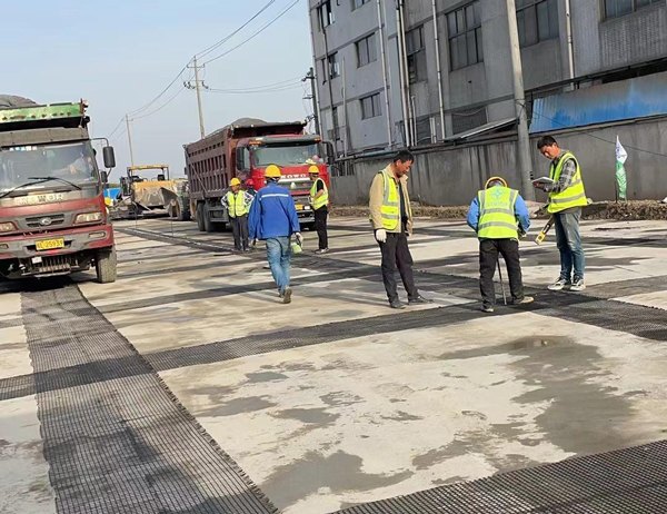 舒城老材料的新故事：玻璃纤维土工格栅如何在‘白改黑’浪潮中重获新生？